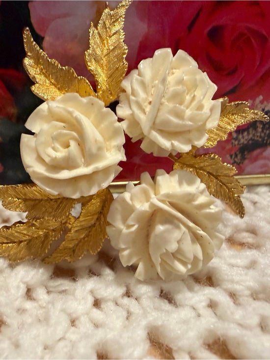 Ledo Jewelry - Ivory Rose Bouquet Brooch with Gold Leaves - Ledo